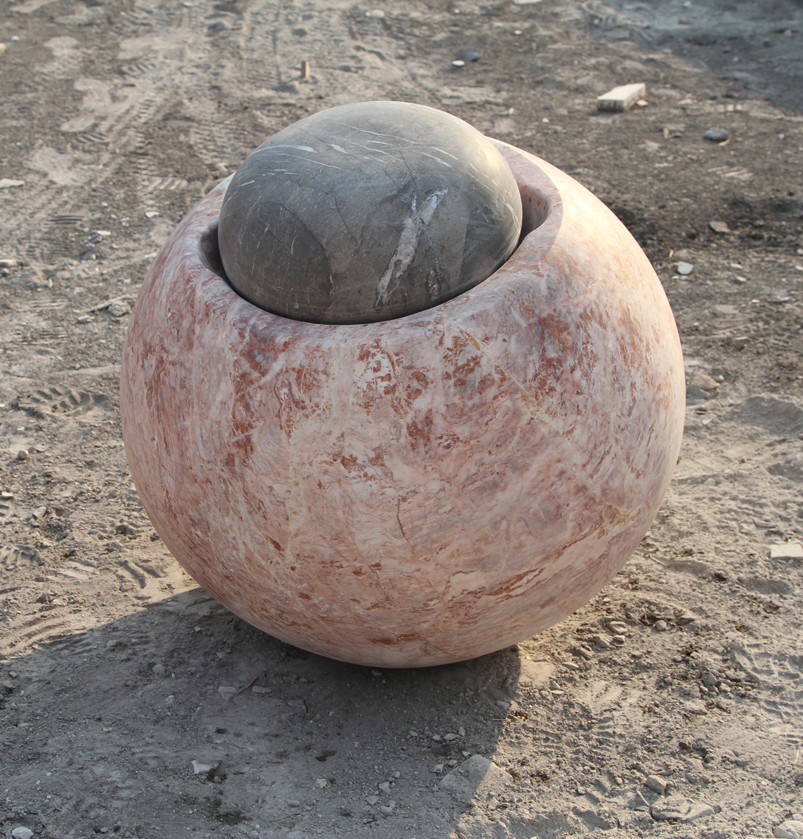 Ojo Fecundo, 2017, Santo Tomas and Rosa Tepeaca marbles, Eye 60cm diameter, Seed 33x33x16cm rel=
