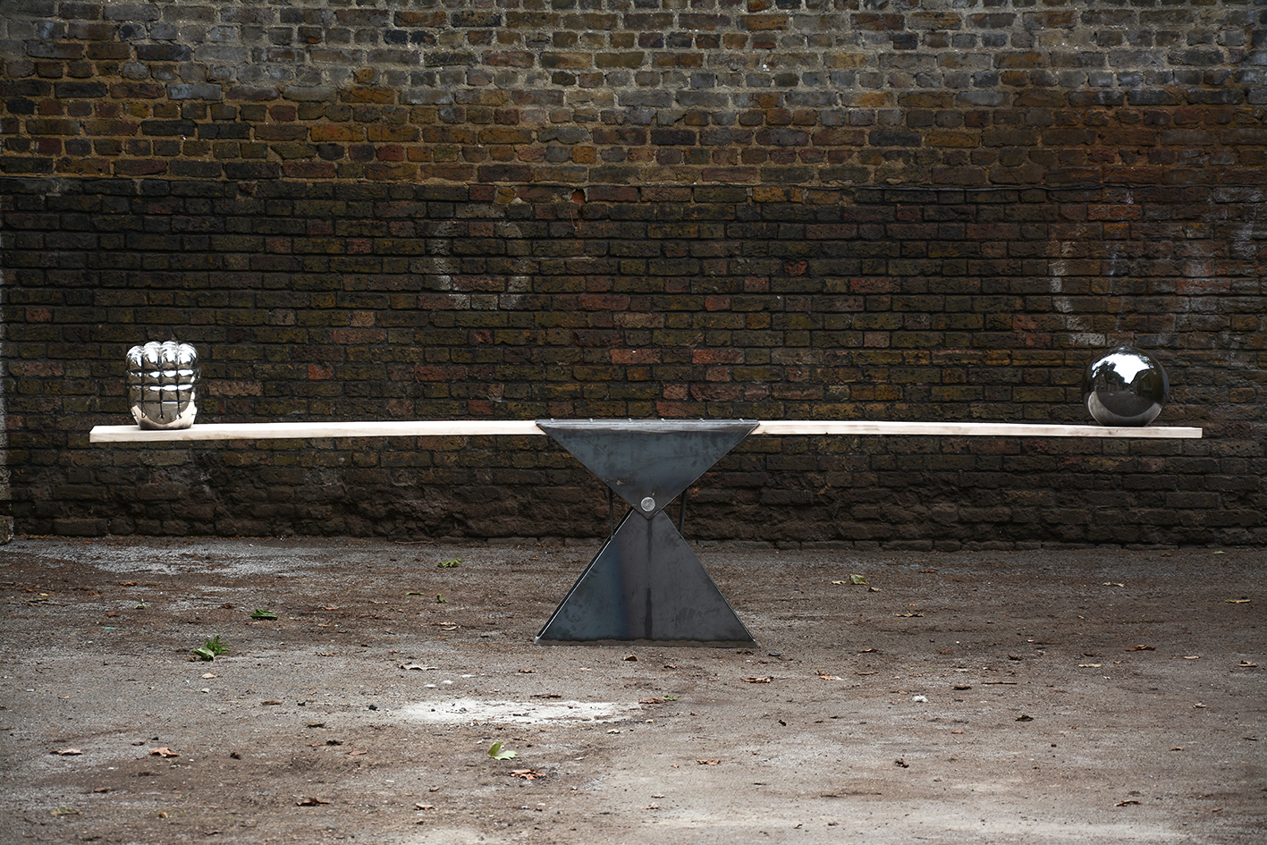 See Saw Seen, 2014, hand-blown glass, mirroring chemicals, lacquer, steel and wood, 400 x 80 x 30 cm rel=
